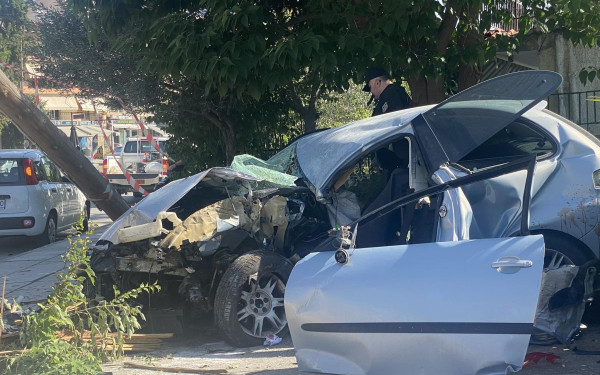 Θεσσαλονίκη: Σοκαριστικό τροχαίο στην Δενδροποτάμου - Σμπαράλια το αυτοκίνητο, νεκρός ο 22χρονος οδηγός (βίντεο, φωτ.)