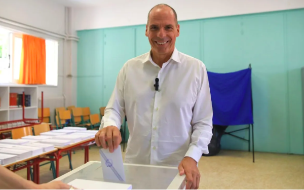Στο Παλαιό Φάληρο ψήφισε ο Γιάνης Βαρουφάκης