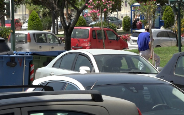 Βόλος: Κυκλοφορούσε με υδροχλωρικό οξύ και έλουζε παγκάκια και κάδους