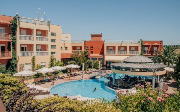 Πισίνα Ambassador Hotel: Ένας μοναδικός καλοκαιρινός προορισμός στο Πλαγιάρι