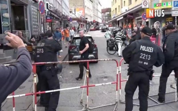 Αμβούργο: Γερμανός 39 ετών με ιστορικό σχιζοφρένειας ο άνδρας που επιτέθηκε εναντίον φιλάθλων και αστυνομικών