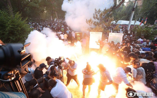 Δεκάδες τραυματίες στη διαδήλωση κατά του πρωθυπουργού Πασινιάν στην Αρμενία (βίντεο)