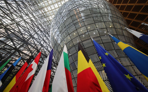 Κορυφώνεται η «μάχη» στην Ευρώπη για τα ευρωπαϊκά ομόλογα