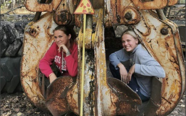 Τσέρνομπιλ: Τουρίστριες μπήκαν μέσα στο πιο ραδιενεργό αντικείμενο για... μια φωτογραφία (βίντεο, φωτ.)