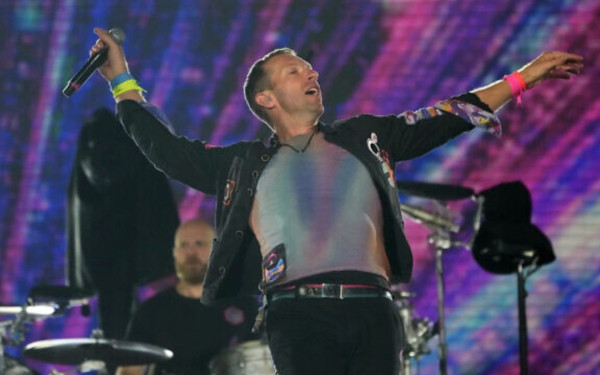 Μαγική ατμόσφαιρα στο Ηρώδειο από τους Coldplay: Γύρισαν το music video για το νέο τραγούδι τους (βίντεο)