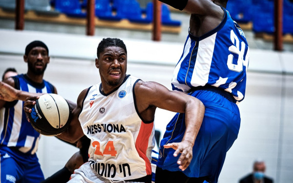 Μπάσκετ: Έντυσε στα ασπρόμαυρα τον Αμερικανό Φρανκ Μπάρτλεϊ (βίντεο)