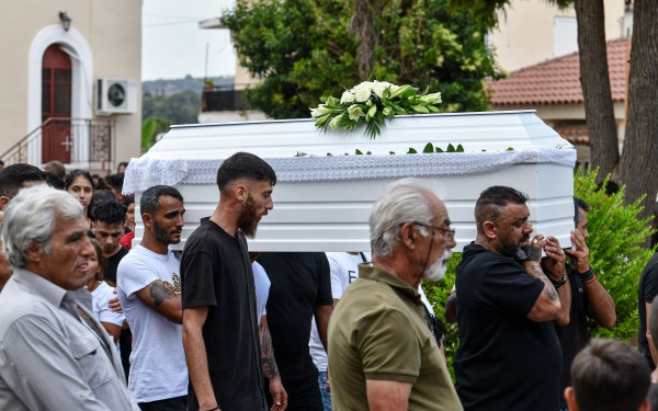 Ανείπωτος ο πόνος στην Ηλεία για την 11χρονη Βασιλική: Φόβοι για βεντέτα, φωτιά στο σπίτι του αμετανόητου δολοφόνου της (βίντεο)