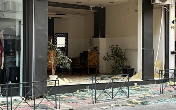 Αθήνα: Εμπρηστική επίθεση σε ενεχυροδανειστήριο στο Ίλιον - Υλικές ζημιές στην πρόσοψη του καταστήματος (βίντεο)