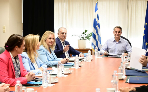 Στο υπουργείο Ανάπτυξης ο Κ. Μητσοτάκης: Παρατείνονται τα μέτρα κατά της ακρίβειας ως το Δεκέμβριο (φωτ.)