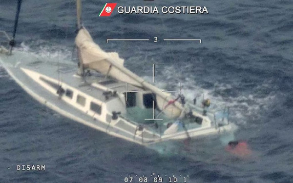 Τραγωδία ανοιχτά της Ιταλίας: 10 νεκροί σε ναυάγιο - 65 αγνοούμενοι - Τα 26 είναι παιδιά (φωτ.)