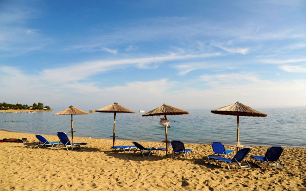 Χαλκιδική: Απομακρύνονται οι «μόνιμες» ομπρέλες και ξαπλώστρες από τις παραλίες