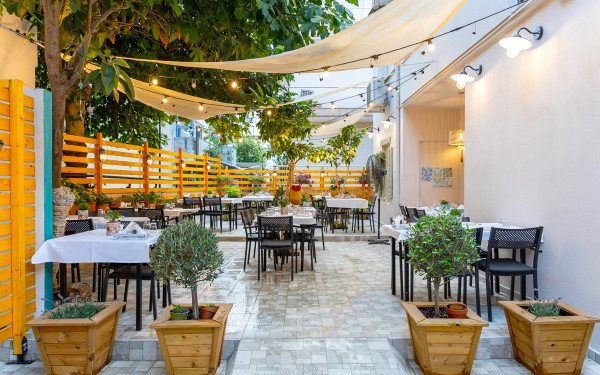 Ουζερί Μπούσουλας: Για φρέσκο ψάρι και θαλασσινά σε μια πανέμορφη αυλή