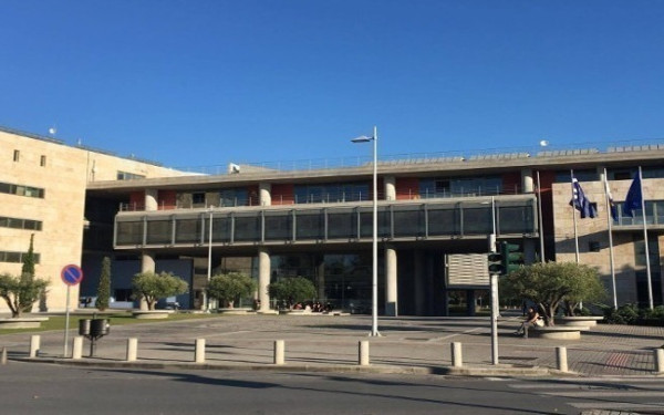 Θεσσαλονίκη: Εγκρίθηκε κατά πλειοψηφία από το Δημοτικό Συμβούλιο η μεταστέγαση μαθητών από τρία λυόμενα σχολεία
