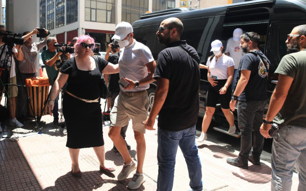 Απολογούνται την Τετάρτη στον ανακριτή οι 13 συλληφθέντες της θαλαμηγού για τη φωτιά στην Ύδρα