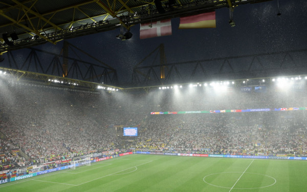 EURO 2024: Απίστευτη χαλαζόπτωση στο Γερμανία - Δανία και προσωρινή διακοπή του αγώνα (βίντεο)
