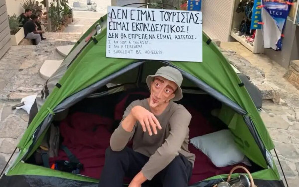 Κρήτη: Γλυπτό για την μεγάλη έλλειψη στέγης των μόνιμων κατοίκων στον Άγιο Νικόλαο