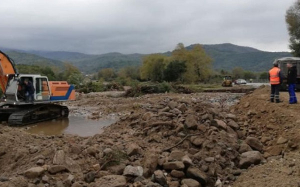 Παύλου Μελά: Τρέχουν να καθαρίσουν τα φρεάτια ομβρίων για να μην πνιγούν στην επόμενη καταιγίδα