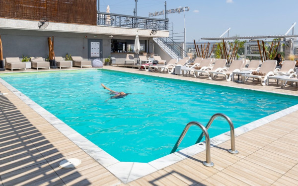 Capsis Hotel - RoofTop Piscina: Μία όαση δροσιάς στο κέντρο της πόλης