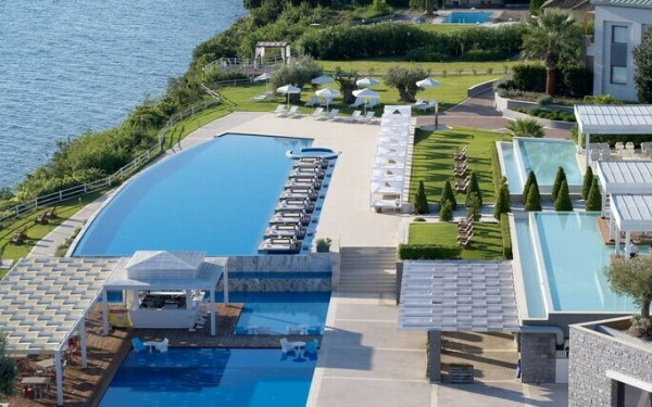 Καλοκαιρινά γεύματα στο εστιατόριο Nero, στο πεντάστερο ξενοδοχείο Cavo Olympo στην Πλάκα Λιτοχώρου