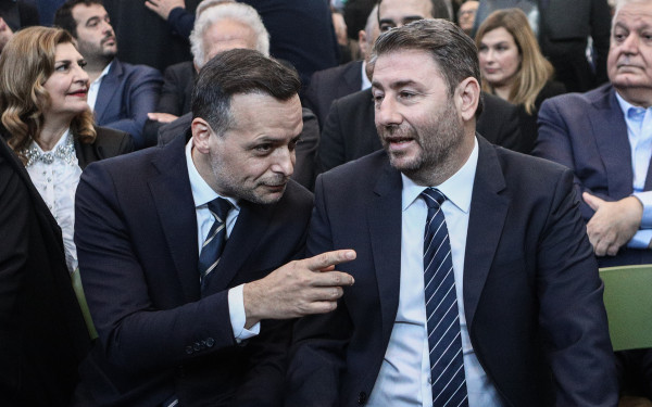 «Ακονίζουν» τα μαχαίρια, σκληραίνει η μάχη στο ΠΑΣΟΚ