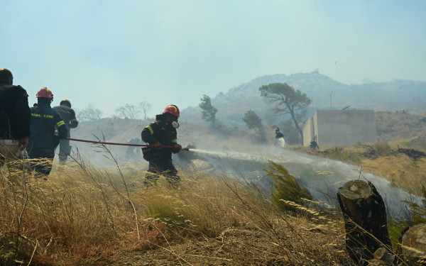 Meteo: Ο καπνός από τη φωτιά στην Κερατέα προσεγγίζει την Κρήτη (δορυφορική εικόνα)