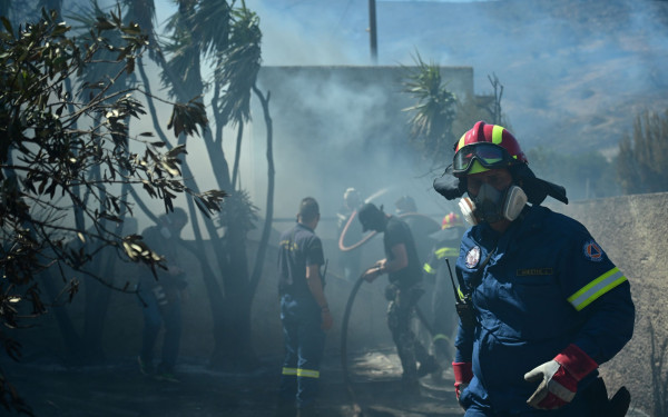 Καίγονται σπίτια στην Κερατέα: Τρίτο μήνυμα για εκκένωση οικισμών - 52 απεγκλωβισμοί κατοίκων (βίντεο, φωτ.)