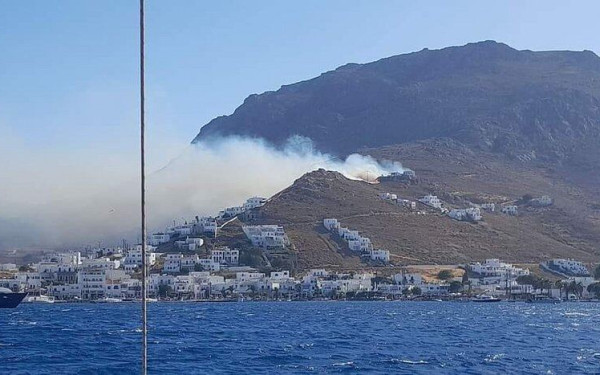 Σε εξέλιξη πυρκαγιά στη Σέριφο: Μήνυμα του 112 για απομάκρυνση των κατοίκων