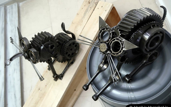 Θεσσαλονίκη: «Γατιά στο αστικό τοπίο», από γρανάζια και ρουλεμάν  στις βιτρίνες τέχνης του ΟΤΕ