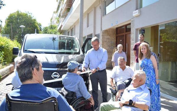 Πλήρως προσβάσιμο βαν στον Πανελλήνιο Σύλλογο Παραπληγικών παρέδωσε το Υπουγείο Υποδομών και Μεταφορών