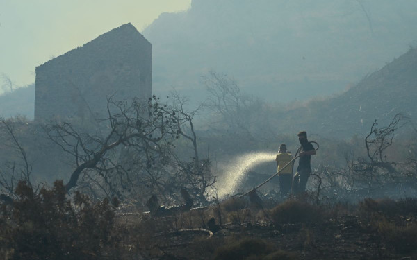 Φωτιά στην Κερατέα: Συνεχείς αναζωπυρώσεις στην περιοχή - Μάχη με τις φλόγες οι πυροσβεστικές δυνάμεις (βίντεο)