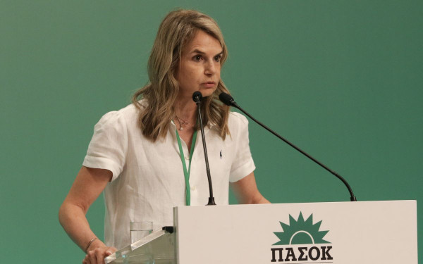 Μ. Αποστολάκη: Η ανάρτηση του Κ. Μητσοτάκη επιχειρεί να παρουσιάσει ως «εθνική πρωτοβουλία», μια υποχρεωτική ευρωπαϊκή ρύθμιση για τις τράπεζες