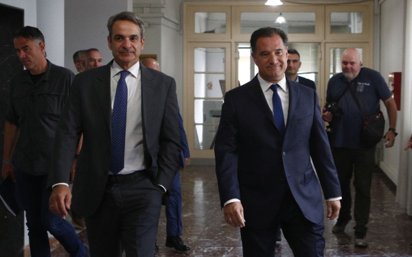 Στο υπουργείο Υγείας ο Μητσοτάκης - «Σας ευχαριστούμε για τον υπουργό μας» του είπαν οι εργαζόμενοι (βίντεο)