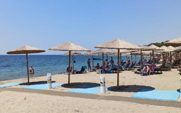Καταγγελίες και «αλληλοκαρφώματα» για αυθαιρεσίες στις παραλίες