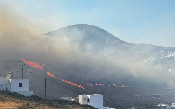 Μαίνεται η φωτιά στη Σέριφο: Μήνυμα από το «112» για απομάκρυνση από οκτώ περιοχές συνολικά