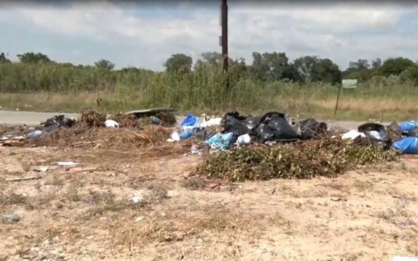 Χαλκιδική: Σκουπιδότοπος γεμάτος μπάζα ο δρόμος Καλλικράτειας - Ν. Ηράκλειας