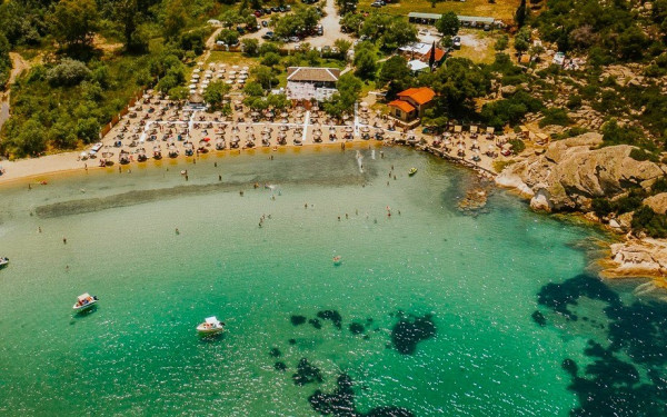 Talgo: Ένα premium beach bar στον «παράδεισο» της Βουρβουρούς στη Χαλκιδική