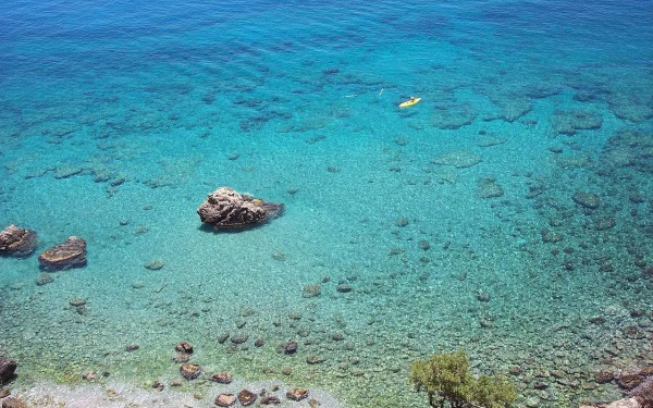 Ευεργετικά έναντι μυοσκελετικών πόνων τα μπάνια στη θάλασσα - Πώς ενισχύουν φαρμακευτική αγωγή και φυσικοθεραπεία