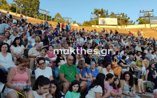 Θεσσαλονίκη: Λαοθάλασσα στο Θέατρο Δάσους για τον Πλούτο του ΚΘΒΕ (φωτ.)