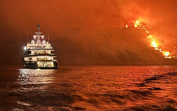 Δίωξη για εμπρησμό στους 13 συλληφθέντες της θαλαμηγού για τη φωτιά στην Ύδρα