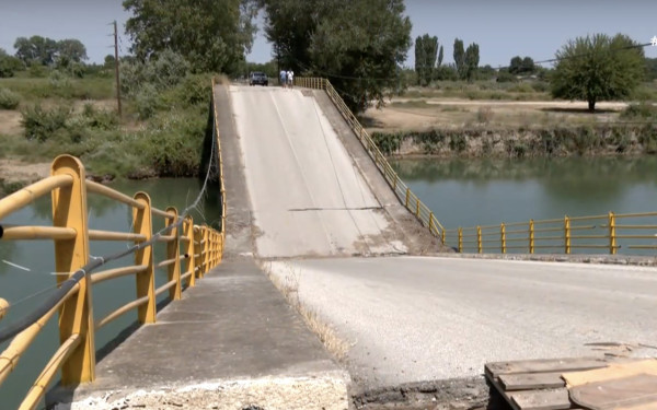 Λάρισα: Κάτοικοι διασχίζουν αναγκαστικά γέφυρα διαλυμένη από τις πλημμύρες του Daniel (βίντεο)