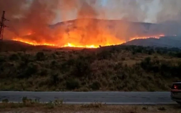Φωτιά στο Λαύριο: Ήχησε το 112 - Eπίγειες και εναέριες δυνάμεις στο σημείο