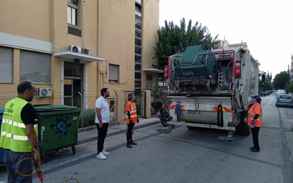 Δήμος Παύλου Μελά: Ευρύ πρόγραμμα καθαρισμού και απόσμησης κάδων απορριμμάτων