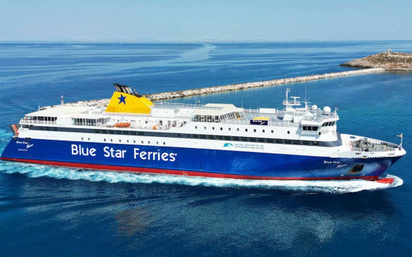 Αμοργός: Βλάβη στον καταπέλτη οχημάτων του Blue Star Naxos