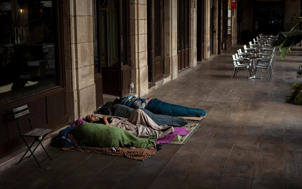 Στεγαστική κρίση στην Ισπανία: Ραγδαία αύξηση των αστέγων την ώρα που ο τουρισμός ανθεί