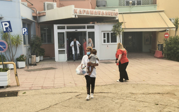 Φωτιά στην Πάτρα: Αναστέλλεται προσωρινά η λειτουργία του «Καραμανδανείου» νοσοκομείου