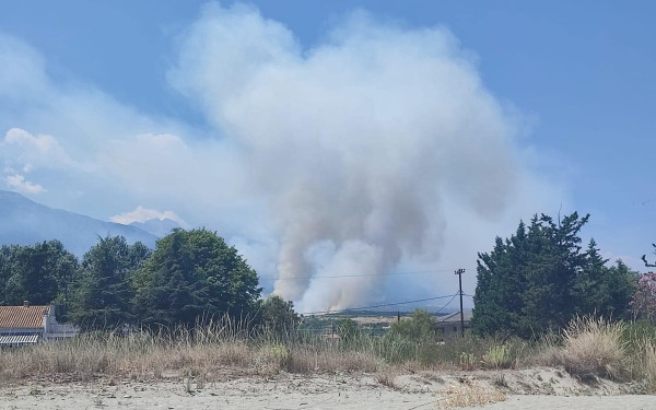 Μεγάλη πυρκαγιά στους πρόποδες του Ολύμπου - Στη μάχη και έξι εναέρια μέσα (Βίντεο)