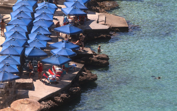 Ποια η γνώμη του ελληνικού κοινού για τον υπερτουρισμό - Μας κάνει καλό ή όχι;