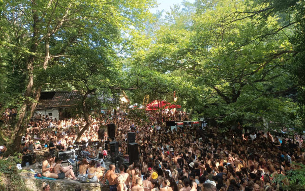 Φεστιβάλ Πόζαρ: Χιλιάδες κόσμου, μουσική δίπλα στο ποτάμι και μια πρόταση γάμου on stage (βίντεο, φωτ.)