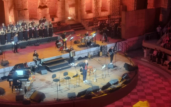 Ο Νιόνιος φιλοτέχνησε το μουσικό πορτρέτο της μεταπολίτευσης (βίντεο, φωτ.)