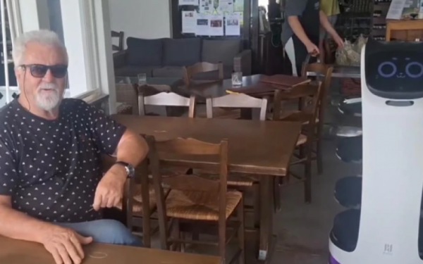 Βίντεο: Μια σερβιτόρα... από το μέλλον στο Σπήλι του Ρεθύμνου